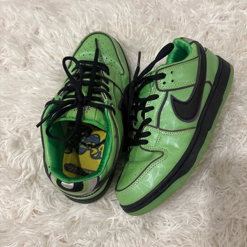 Nike Kids Sneakers in Vibrant Green and Black